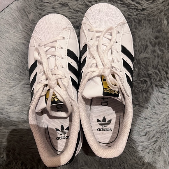 White adidas superstar black stripe - Picture 3 of 6